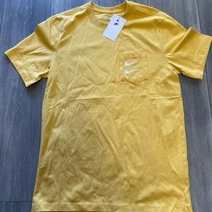 RARE New Nike Double Swoosh Pocket T-shirt DM8776-761 Mens Mustard Yellow